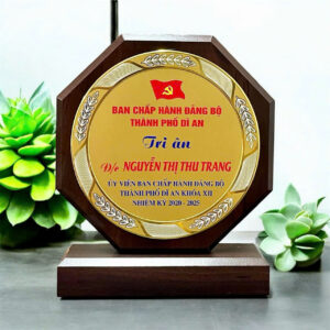 Biểu trưng gỗ bác giác phi18.5cm (kim loại 16cm) - cao 22cm
